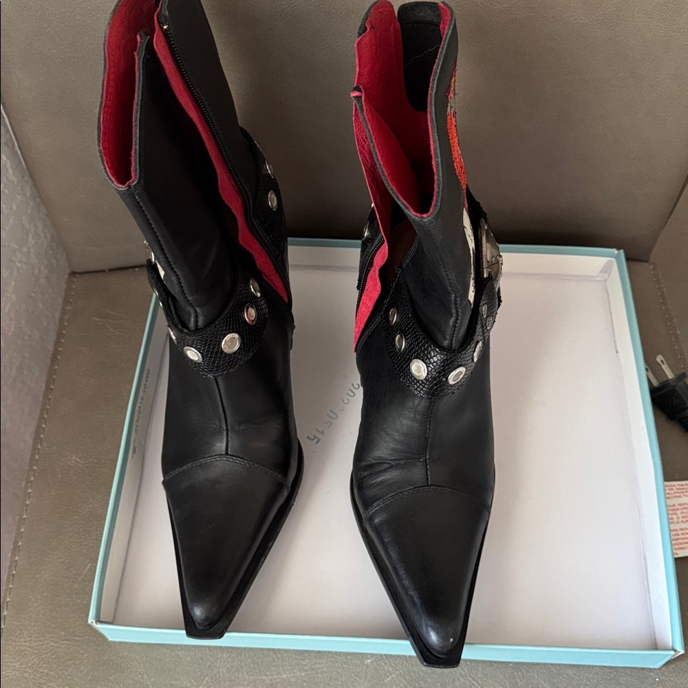 Black Boots with Skull and Wing Embroidery - Picture 5 of 6
